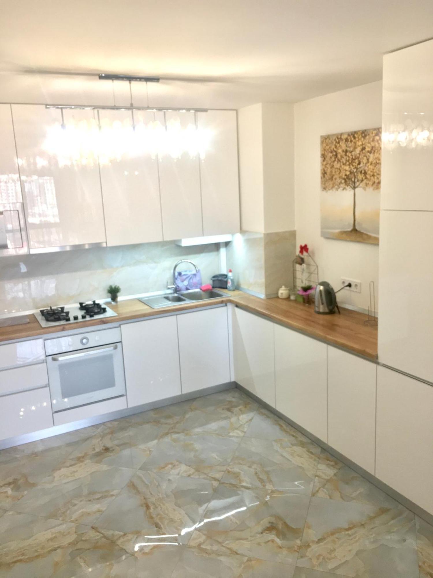 4-Room Jacuzzi Apartment ลวีฟ ภายนอก รูปภาพ