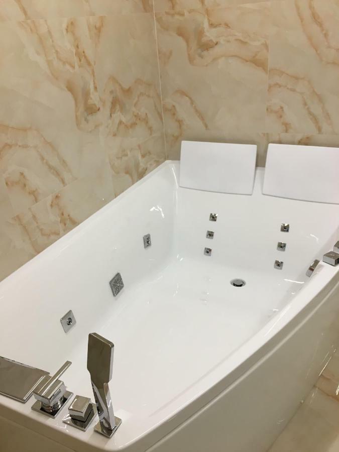 4-Room Jacuzzi Apartment ลวีฟ ภายนอก รูปภาพ