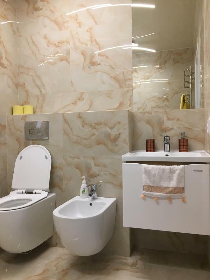 4-Room Jacuzzi Apartment ลวีฟ ภายนอก รูปภาพ