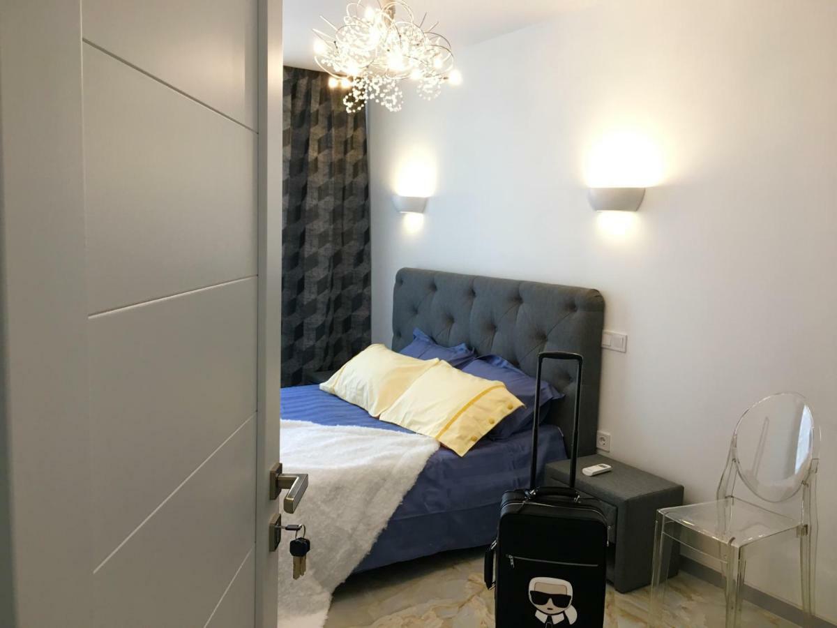 4-Room Jacuzzi Apartment ลวีฟ ภายนอก รูปภาพ