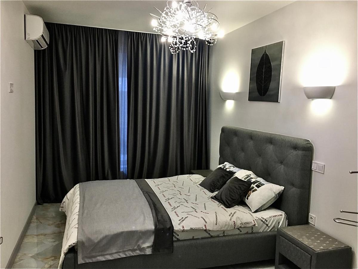 4-Room Jacuzzi Apartment ลวีฟ ภายนอก รูปภาพ
